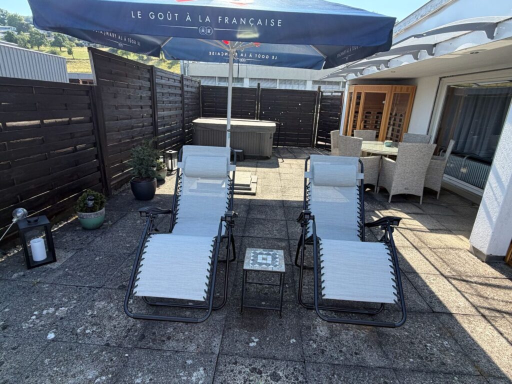 Seitensprungzimmer, Beinwil am See Spa, Liegen und Sonnenschirm