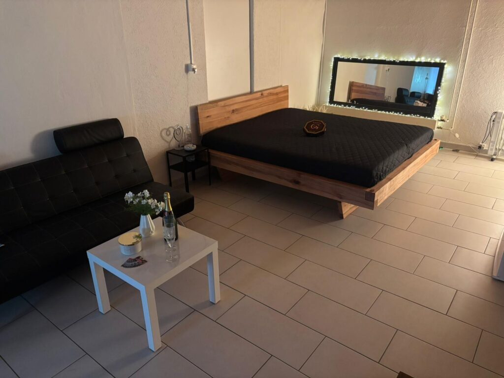 Seitensprungzimmer, Rupperswil, Salontisch