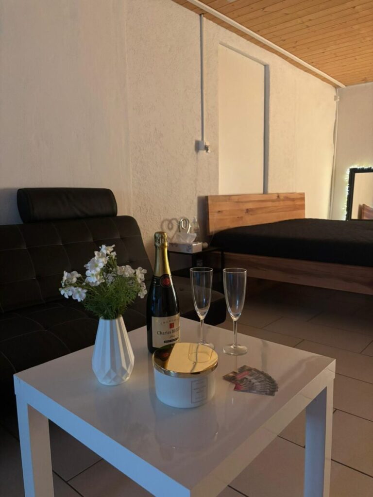 Seitensprungzimmer, Rupperswil, Salontisch mit Champgner