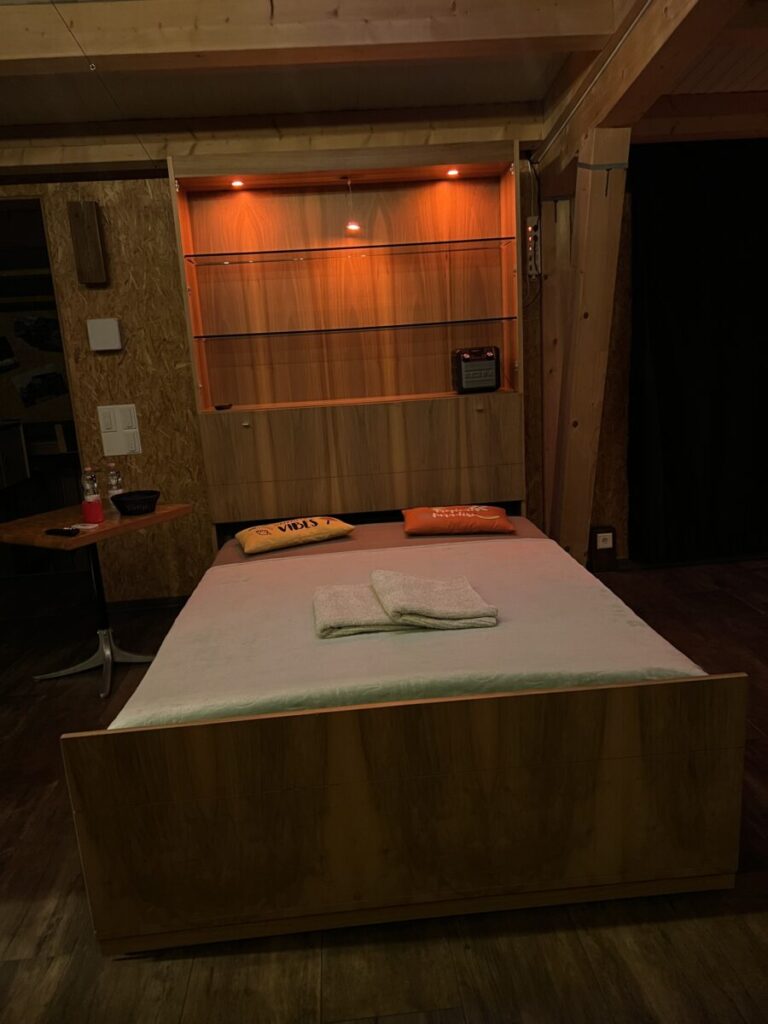 Seitensprungzimmer, Steffisburg, Bett