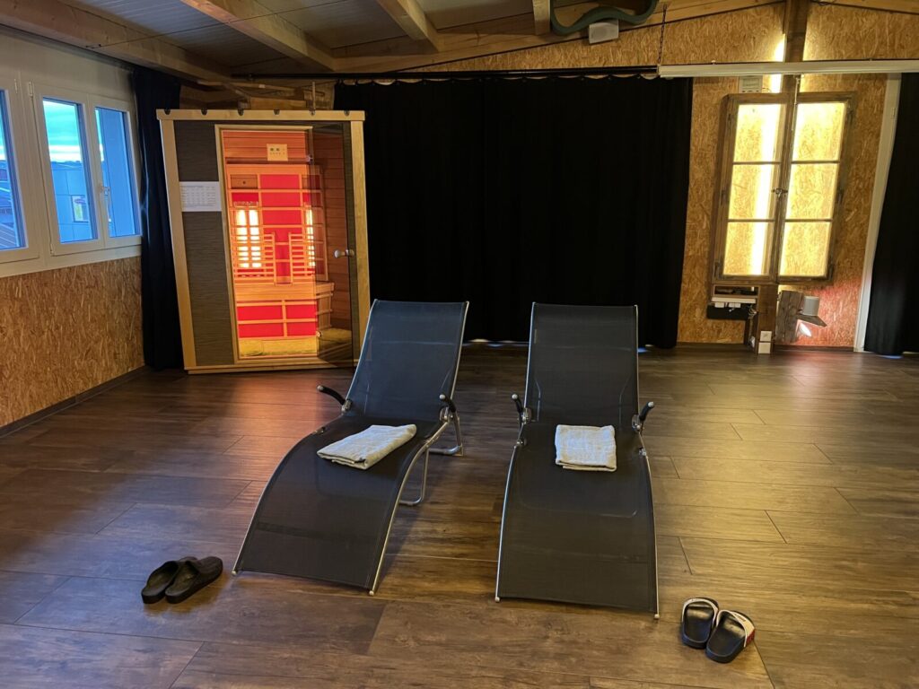 Seitensprungzimmer, Steffisburg, Liegestuehle