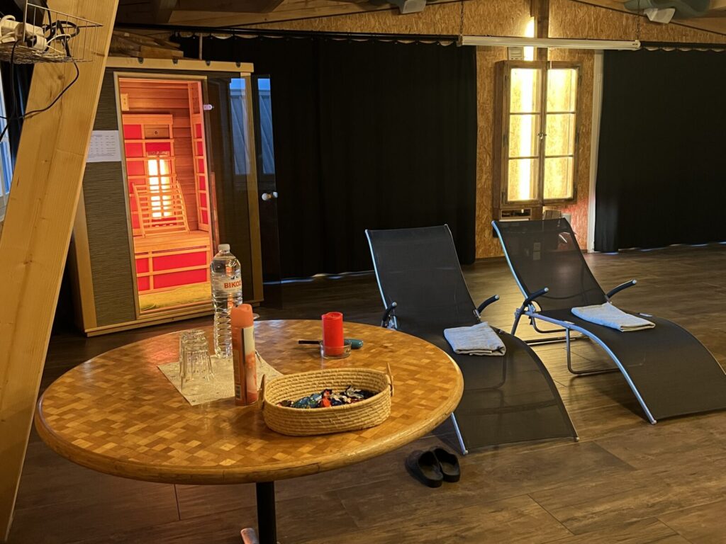 Seitensprungzimmer, Steffisburg, Tisch