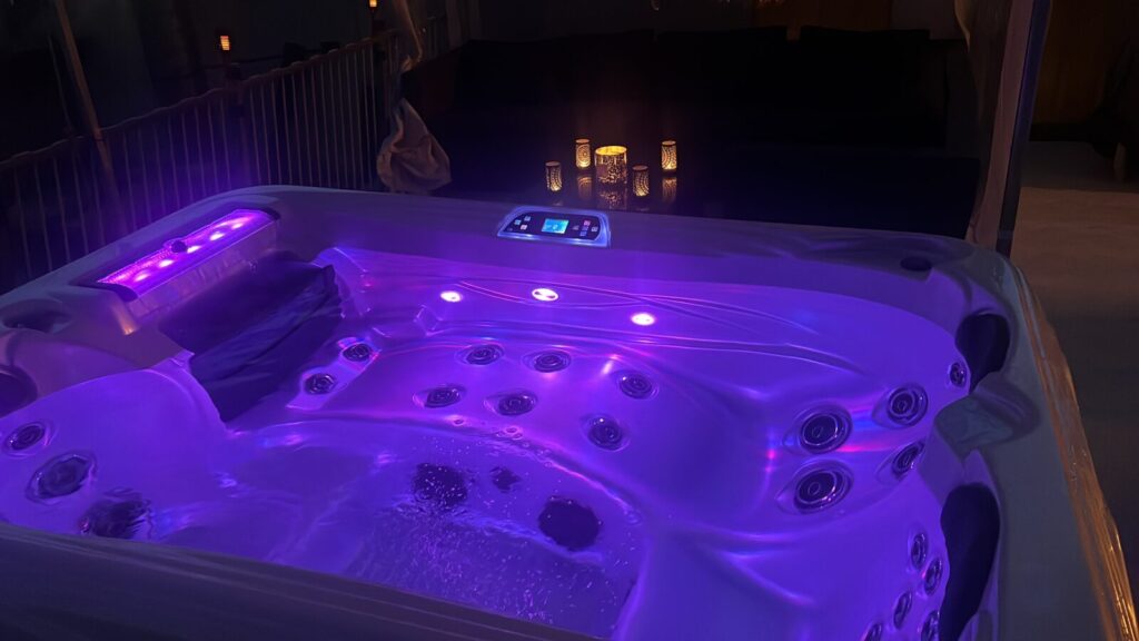 Seitensprungzimmer, Steffisburg, Whirlpool blau