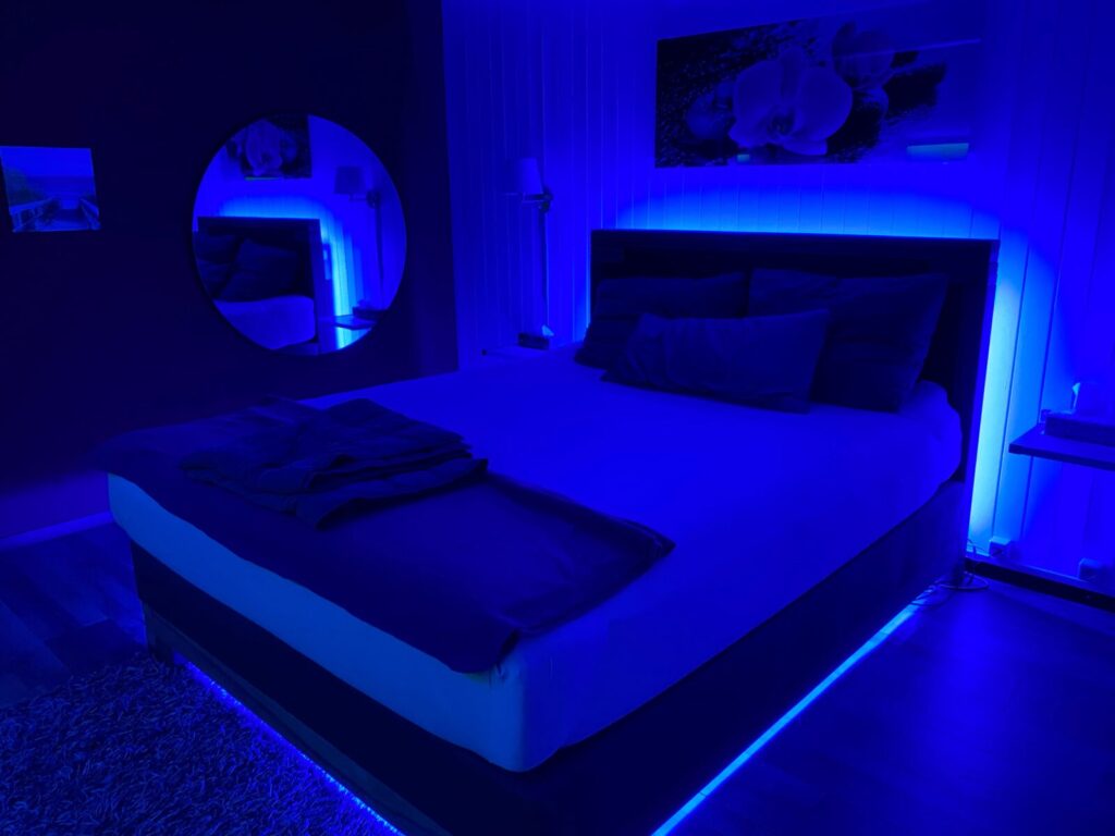 Seitensprungzimmer, Thoerigen, Bett blau
