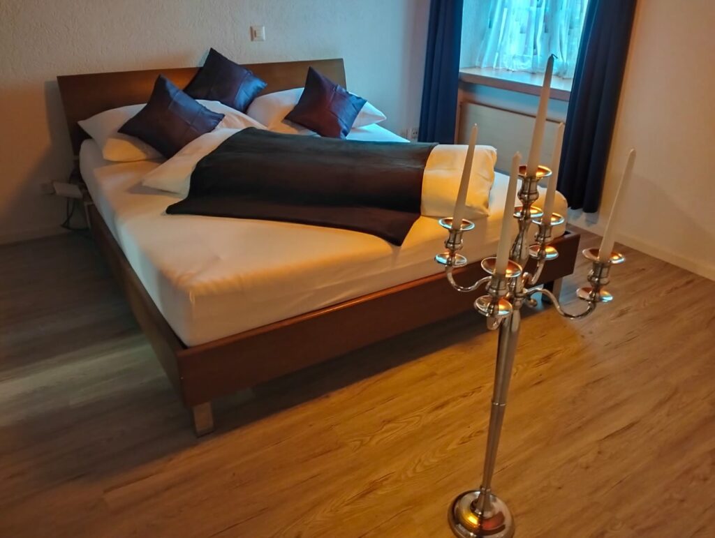 Seitensprungzimmer, Glarus, Bett