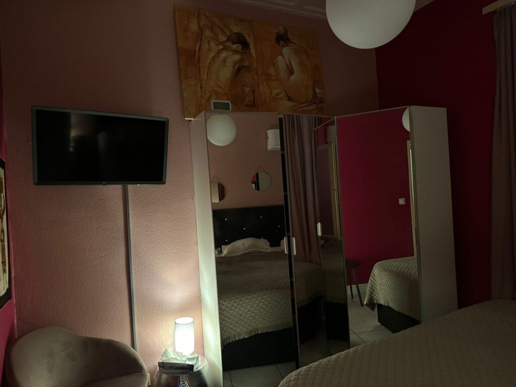 Seitensprungzimmer, Wollishofen - Kreis 2, Spiegel