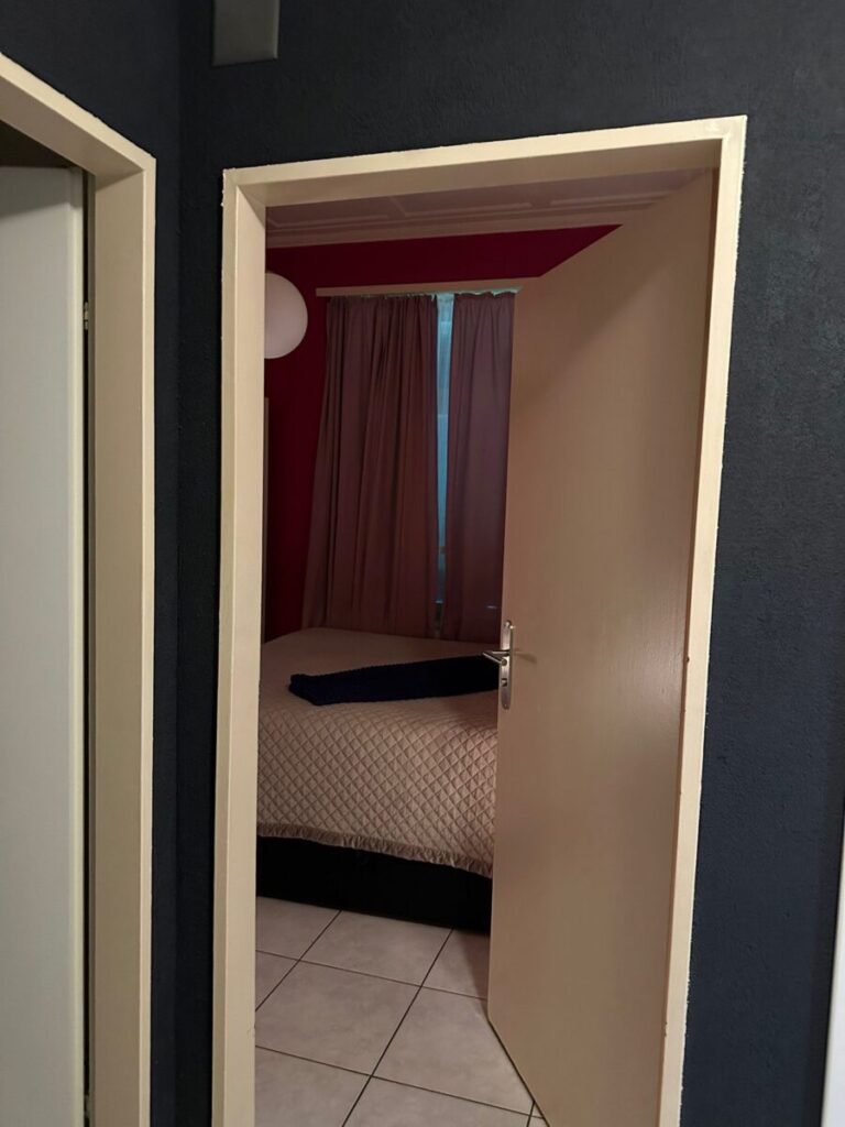 Seitensprungzimmer, Wollishofen - Kreis 2, Tuere