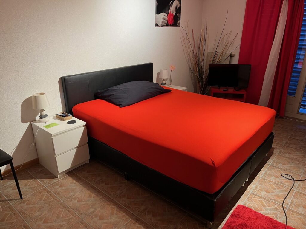 Seitensprungzimmer, Bern-Westside, halb abgezogen