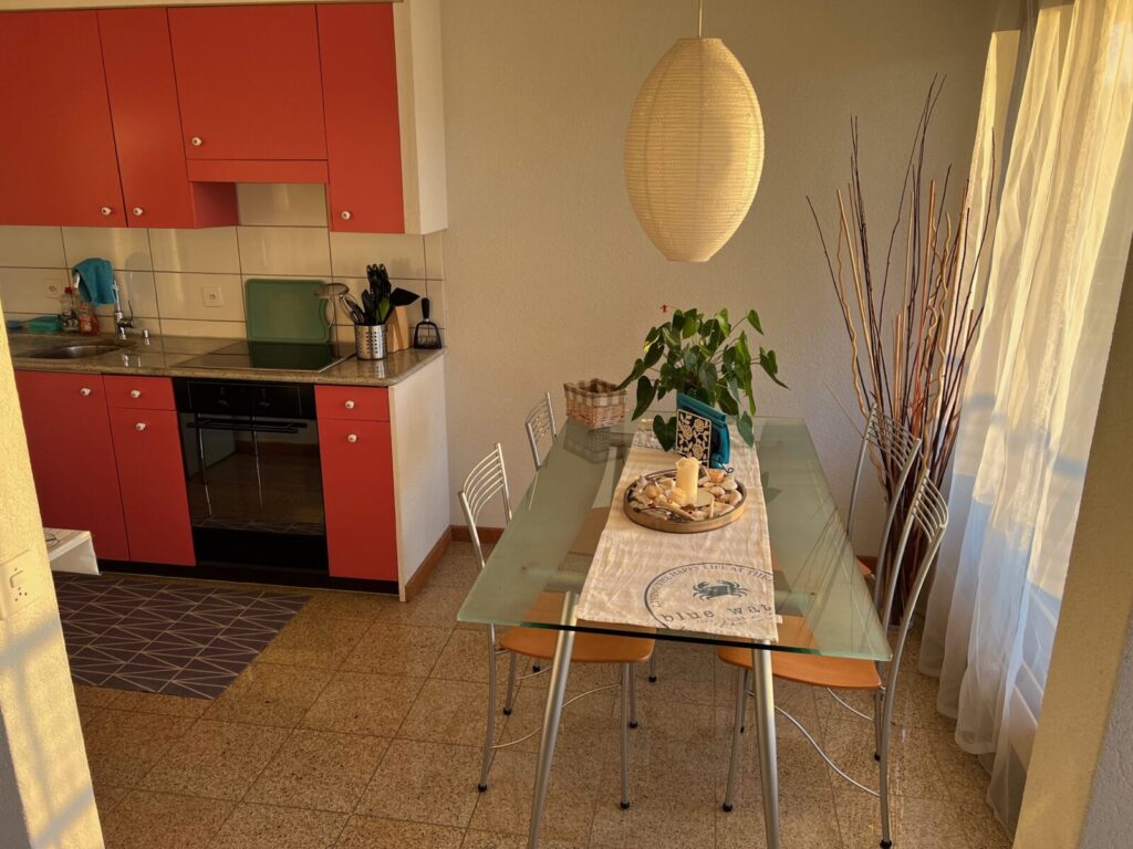 Seitensprungzimmer, Bern-Westside, Esstisch