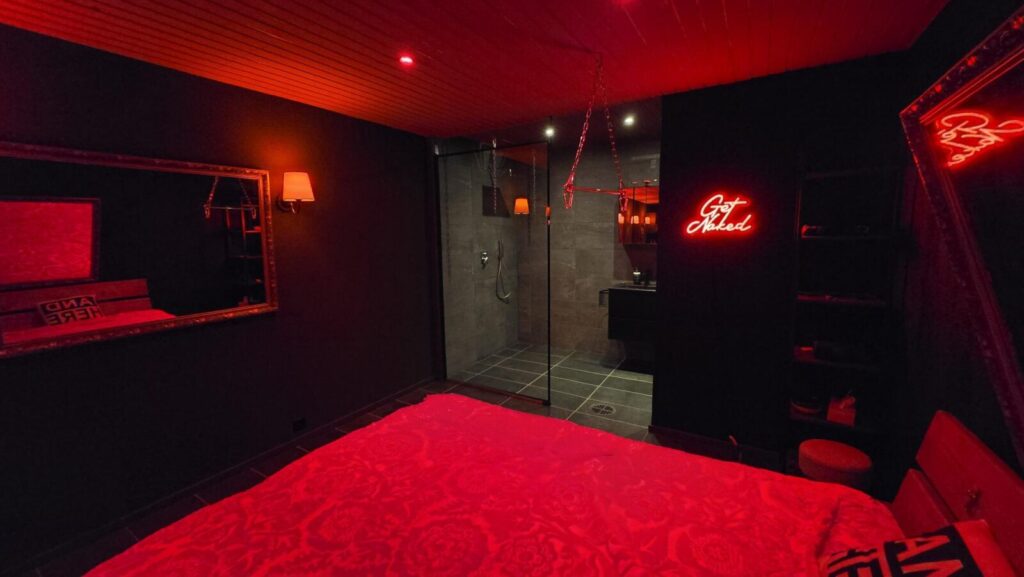 Seitensprungzimmer, Gantrisch Darkroom, Dusche und Bett