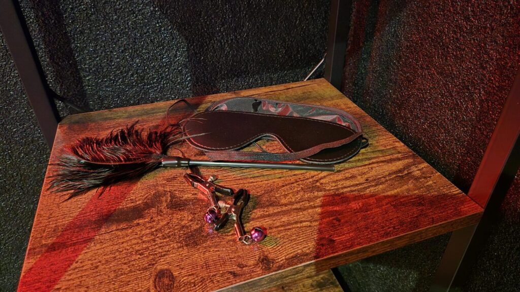 Seitensprungzimmer, Gantrisch Darkroom, Augenbinde