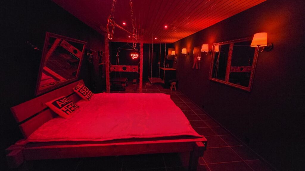 Seitensprungzimmer, Gantrisch Darkroom, Bett 2