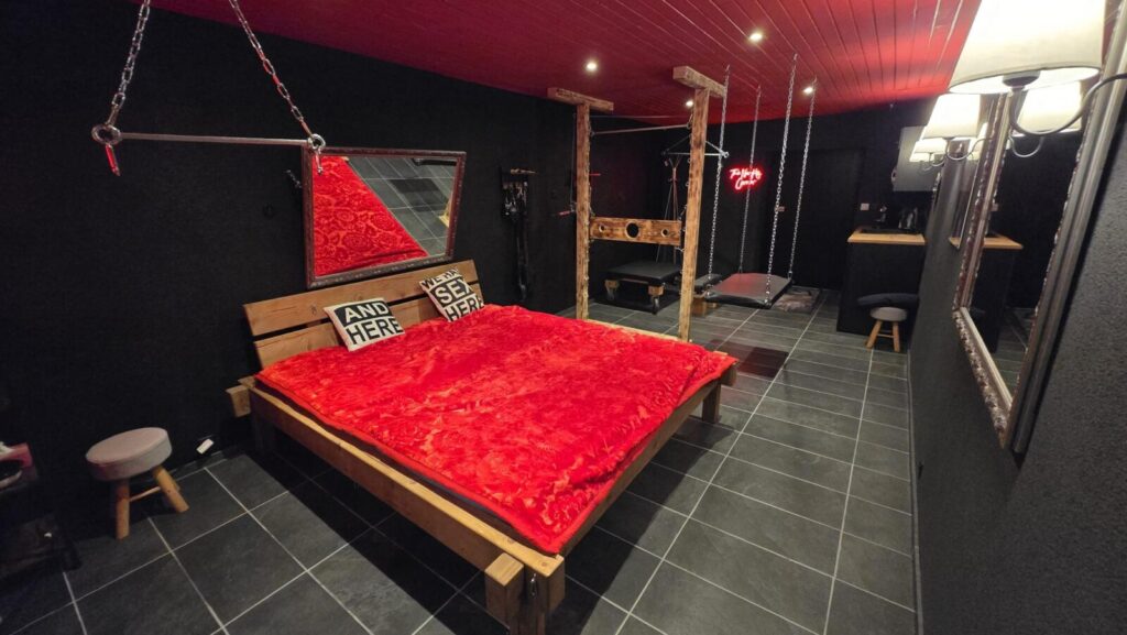 Seitensprungzimmer, Gantrisch Darkroom, Bett Front