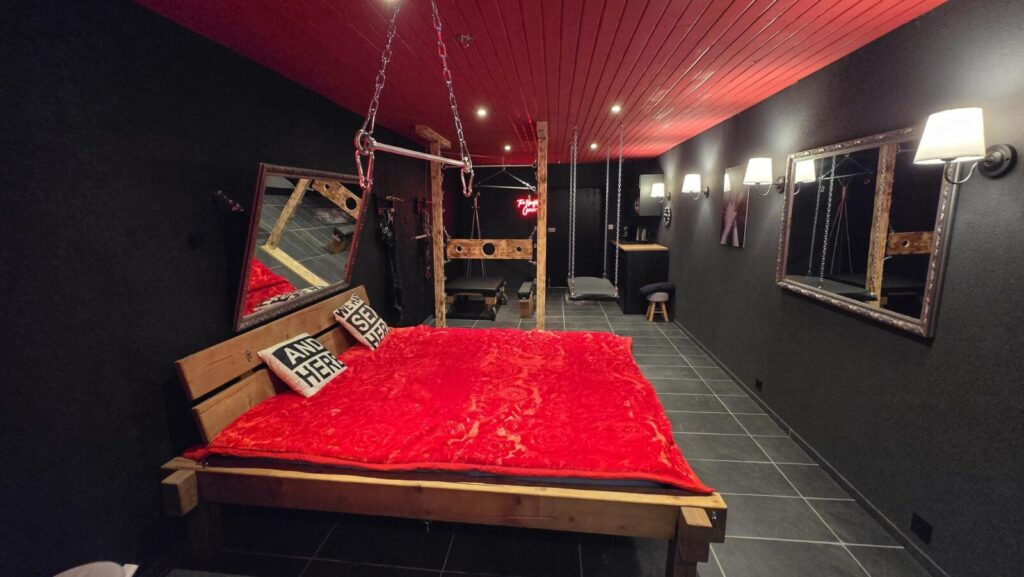 Seitensprungzimmer, Gantrisch Darkroom, Bett quer