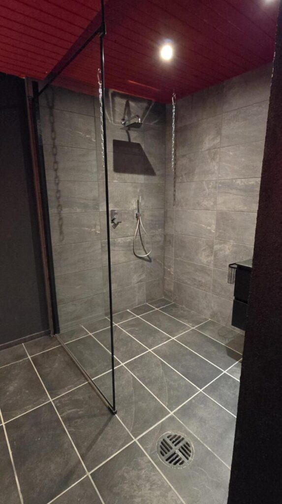 Seitensprungzimmer, Gantrisch Darkroom, Dusche