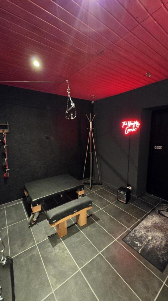 Seitensprungzimmer, Gantrisch Darkroom, Wippe Front