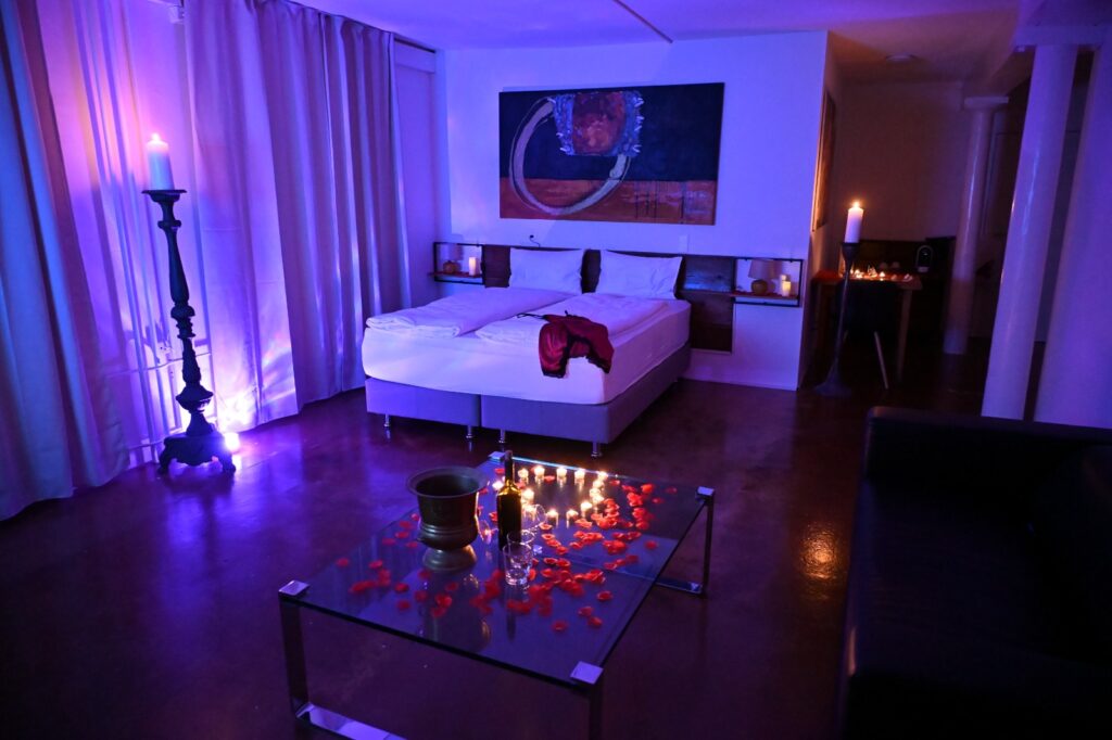 Seitensprungzimmer, Zuerich Oberland, Bett blau