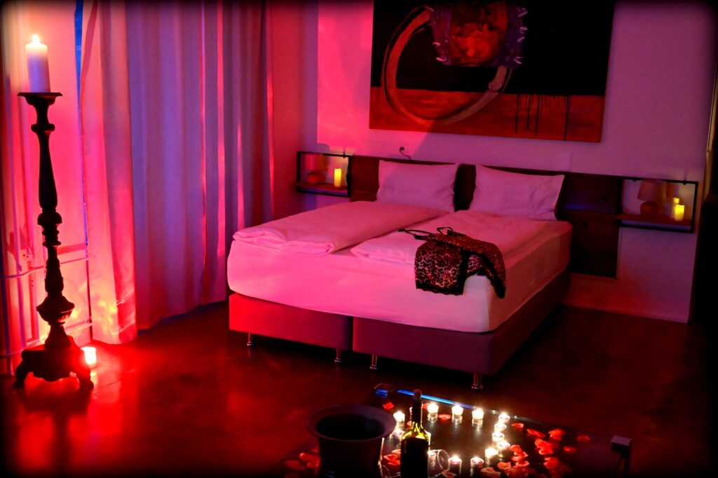 Seitensprungzimmer, Zuerich Oberland, Bett lila