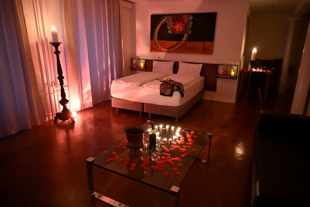 Seitensprungzimmer, Zuerich Oberland, Bett rosa