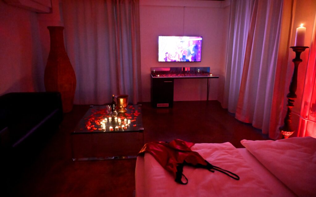 Seitensprungzimmer, Zuerich Oberland, Bett teilweise