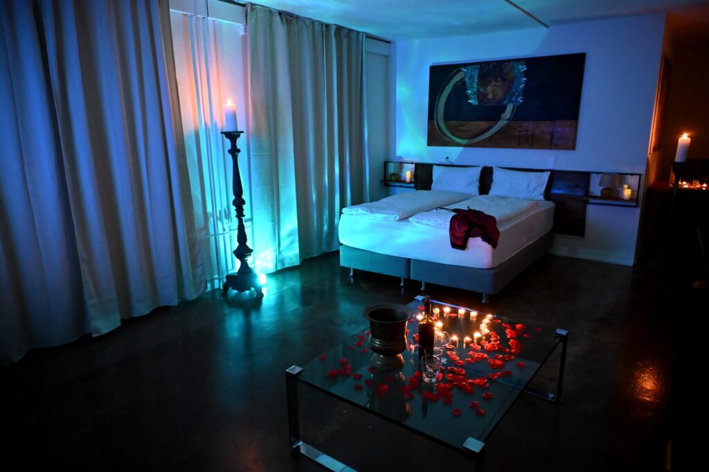 Seitensprungzimmer, Zuerich Oberland, Bett weiss