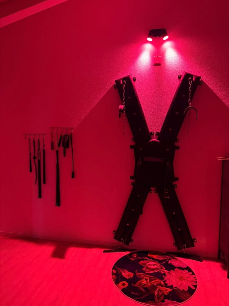 Seitensprungzimmer, Weiningen, SM-Zimmer, Andreaskreuz